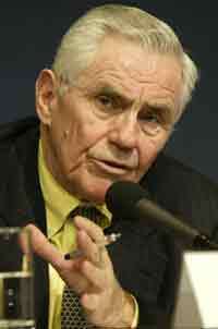 북한을 방문하고 돌아온 도널드 그레그 전 주한미대사가 방북결과를 설명하고 있다. - 강병기기자