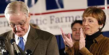월터 먼데일 전 미국 부통령이 미네소타주 상원의원 선거에서 패한 뒤 지지자들에게 연설 도중 고개를 숙이고 있다. - 세인트폴(미 미네소타주)로이터뉴시스