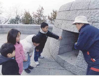 서울 중랑구 신내동에 사는 최순태 할머니가 8일 오전 외손자 등에게 ‘아차산봉수대’에 대해 설명하고 있다.-사진제공 중랑구청