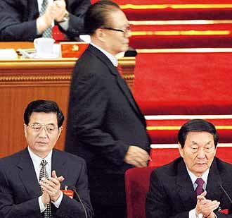 중국의 장쩌민 국가주석 겸 당 총서기가 8일 인민대회당에서 열린 중국공산당 16차 전국대표대회에서 개막연설을 마친 뒤 후진타오 부주석(왼쪽)과 주룽지 총리(오른쪽)의 뒤를 돌아 자리로 가고 있다. - 베이징AP연합