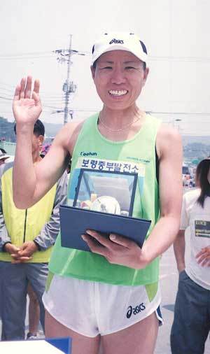 이순복씨가 3일 서울울트라마라톤대회에서 완주한 뒤 부부 완주증을 받아 들고 기뻐하고 있다.-김광오기자