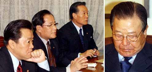 8일 국회 의원회관에 모여 진로를 논의하고 있는 민주당 탈당파 의원들(왼쪽)과 자민련 김종필 총재의 표정이 심각하다. - 서영수기자