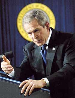 조지 W 부시 대통령이 중간선거 승리 후 첫 기자회견에서 북한 및 이라크 문제 등에 대한 기자들의 질문에 답하고 있다. - 워싱턴로이터뉴시스