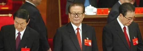 [착잡한 3인] 주룽지 총리, 장쩌민 국가주석, 리펑 전인대상무위원장(왼쪽부터) 등 중국 최고권력 3인방이 8일 베이징 인민대회당에서 열린 공산당 16차 전국대표대회 개막식 도중 자리에서 일어나 행사진행을 지켜보고 있다. 이 3인방은 이번 16대에서 젊은 후계자들에게 권력을 넘겨줄 것이 확실하다.베이징AP연합