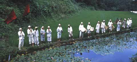 음력 7월에 마을의 공동 우물이나 농경수로 쓰여지는 연못가에 모여 물이 줄지 않도록 기원했던 우물 고사 장면.사진제공 국립민속박물관