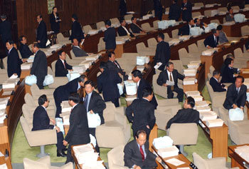 8일 국회 본회의에서 새해 예산안과 70개 법안을 무더기로 처리한 뒤 의원들이 회의장을 떠날 준비를 하고 있다.연합