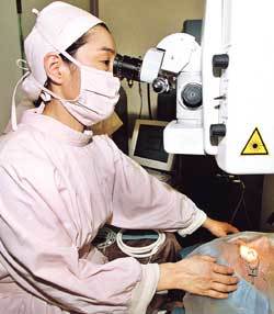 한 안과의사가 라식수술을 하고 있다./동아일보 자료사진