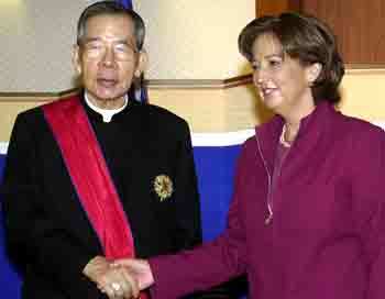 칠레정부로부터 훈장을 받은 김수환(金壽煥·사진)추기경. 오른쪽은 솔레닷 알베아르 칠레 외무장관. - 박영대기자