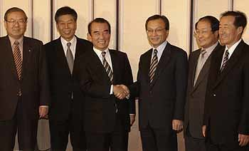 노무현-정몽준 후보단일화 협상단의 민주당측 이해찬 단장(오른쪽에서 세번째)과 국민통합21측 이철 단장(왼쪽에서 세번째)이 악수하고 있다. - 연합