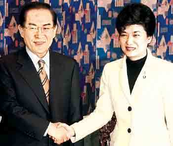 한나라당 이회창 대통령후보(왼쪽)와 박근혜 미래연합 대표가 악수하고 있다. - 서영수기자