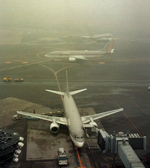 안개 낀 영종도의 인천공항. 동아일보 자료사진