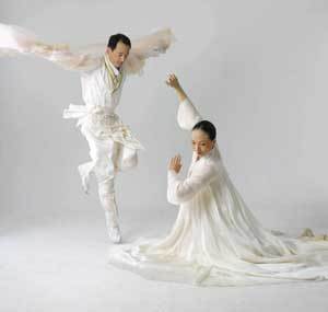 ‘길위의 길’을 통해 자신들의 삶과 사랑을 춤으로 펼쳐보일 조남규(왼쪽)와 송정은부부./사진제공 조남규 송정은 무용단.