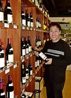 와인 애호가인 유열씨가 와인 샵&바 '뚜르 뒤 뱅'에서 자신의 취향에 맞는 레드 와인을 고르고 있다. - 권주훈기자