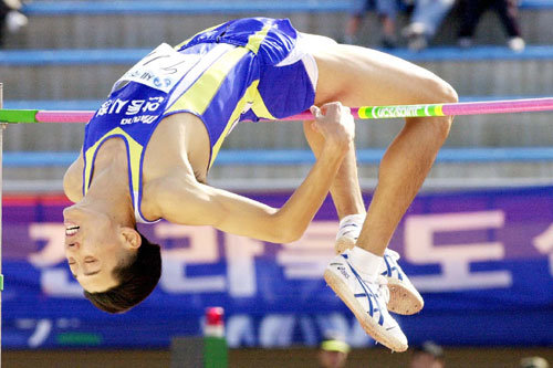 ‘만년 2인자’였던 남자높이뛰기의 배경호가 13일 제주종합운동장에서 열린 전국체육대회에서 2m24를 사뿐히 넘으며 금메달을 확정짓고 있다.