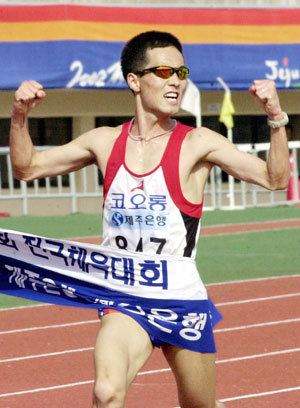 제83회 전국체육대회 남자마라톤에서 깜짝 금메달을 따낸 충북대표 이성운이 피니시라인을 통과하며 두 주먹을 쥐고 환호하고 있다. 제주〓체전취재반