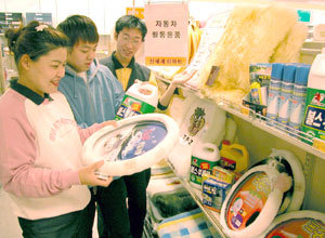 서울 은평구 응암동 ‘신세계 이마트 은평점’은 이달 초 ‘자동차 월동용품 코너’를 마련했다. 고객들이 핸들커버, 부동액 등을 살펴보고 있다.사진제공 신세계 이마트