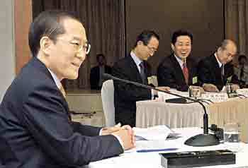 '2002 대선 후보 초청 IT 정책 포럼' 둘째 날 행사에서 한나라당 이회창 후보가 정책공약을 발표한 뒤 패널리스트들과 토론을 벌이고 있다. - 서영수기자