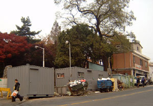 서울 종로구 북촌길 정독도서관 앞의 쓰레기 하치장.이광표기자