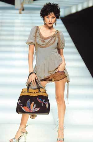 하이힐 스트랩 슈즈와 에스닉한 큰 가방, 박윤수