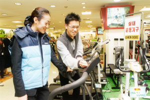 실내 운동기구는 운동에 대한 열정을 타오르게 하는 효과가 있다. 유통업체의 실내 운동기구 매장마다 이번 겨울을 활기차게 보내려는 사람들로 북적이고 있다. 이마트 매장에서 한 고객이 러닝머신을 살펴보고 있다.사진제공 신세계 이마트