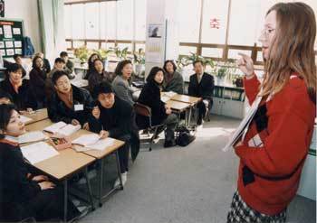 한 영어 학원 새벽반에서 직장인들이 회화수업을 하는 모습./동아일보 자료사진