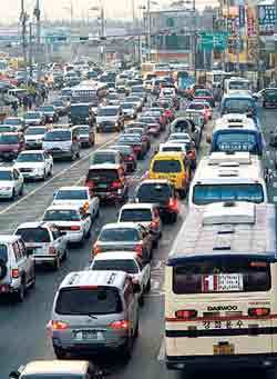 14일 아침 경기 김포시 고촌면 신곡리 고촌초교 앞 국도 48호선. 서울 방면(오른쪽)은 물론 강화쪽 길도 차량들로 꽉 막혔다. - 김포=김동주기자