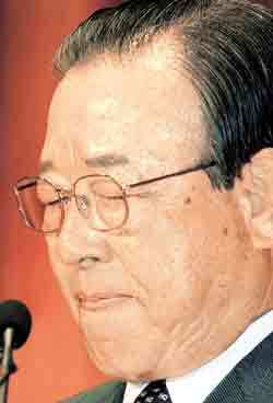 자민련 김종필 총재는 소속의원의 잇단 탈당과 한나라당행으로 분해직전인 당을 어떻게 수습할지에 대한 판단을 요구받고 있다. - 동아일보 자료사진