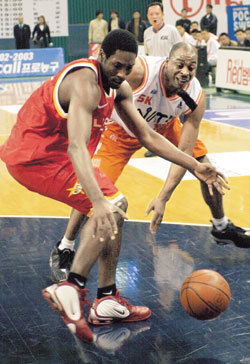 SK 빅스의 파워 포워드 조니 맥도웰(오른쪽)과 동양 마르커스 힉스가 3점슛 라인 안에서 치열한 루스볼 다툼을 벌이고 있다.안철민기자 acm08@donga.com