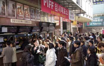 15일 부산국제영화제가 열리고 있는 부산 중구 남포동 PIFF광장 주변 영화관에는 임시표를 구하러 나온 영화팬들로 장사진을 이루고 있다.부산〓최재호기자 choijh@donga.com