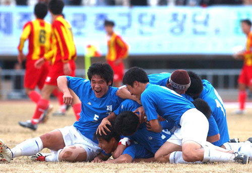 ‘깔려도 좋아.‘ 축구 남고부 결승에서 제주 선발팀의 김동찬(아래)이 결승골을 터뜨린 뒤 동료들과 뒤엉켜 기뻐하고 있다.