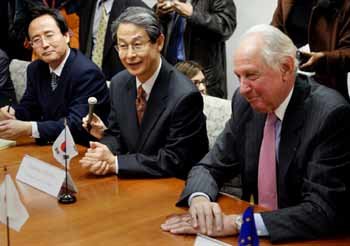 한반도에너지개발기구(KEDO) 집행위원회 한국측 대표인 장선섭 경수로기획단장(가운데)이 집행위원회 회의에서 모두발언을 하고 있다. - 뉴욕로이터뉴시스