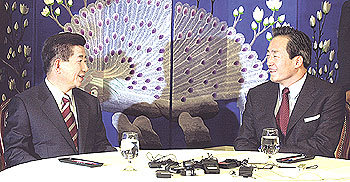 민주당 노무현 후보(왼쪽)와 국민통합 21 정몽준 후보가 15일 밤 국회 귀빈식당에서 후보단일화 협상을 시작하면서 밝은 표정으로 인사말을 나누고 있다. 박경모기자 momo@donga.com