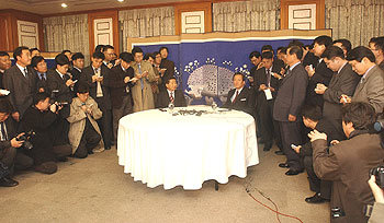 민주당 노무현 후보(테이블 왼쪽)와 국민통합21 정몽준 후보가 15일 밤 국회 귀빈식당에서 취재기자들이 지켜보는 가운데 후보단일화 협상을 시작하고 있다. 국회사진기자단