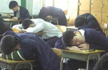 한 고등학교에서 학생들이 책상에 엎드려 잠을 자고 있다. 청소년기에 잠을 충분히 자지 못하면 집중력과 기억력이 떨어지며 성격과 성장발달에도 영향을 준다.