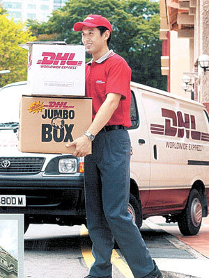 DHL코리아는 ‘1일 배송시스템’을 구축, 중국 홍콩 대만 등은 하루만에 배달을 마친다. DHL코리아의 한 직원이 배달물품 박스를 운반하고 있다.사진제공 DHL코리아