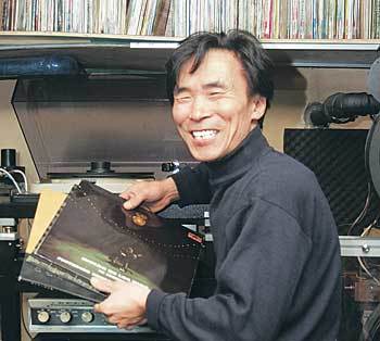 고개들이 갖다놓은 1000여장의 LP판들을 이용해 노래를 틀어놓고 최고의 소리를 찾고있다.박중현기자 sanjuck@donga.com