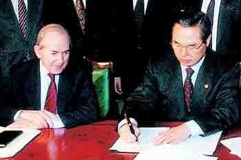 1997년 12월 3일 당시 임창열 경제부총리(오른족)와 미셸 캉드쉬 IMF 총재가 정부중앙청사에서 IMF긴급자금지원 이행조건을 담은 정책의항서에 서명하고 있다. - 동아일보 자료사진