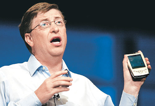 2002 가을 컴덱스 기조연설-18일부터 미국 라스베이거스에서 열리는 2002컴덱스 전야제에서 마이크로소프트 빌 게이츠 회장이 개인휴대정보단말기(PDA)를 들고 기조 연설을 하고 있다.로이터연합