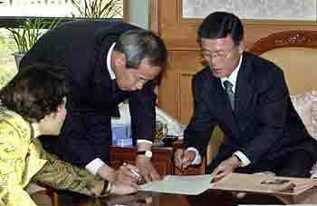 중앙선거관리위원회 유지담 위원장(오른쪽)과 위원들이 민주당 노무현, 국민통합21 정몽준 대통령후보간의 후보단일화를 위한 TV토론의 적법성 여부에 대한 유권해석을 위해 문구 수정작업을 하고 있다. - 안철민기자