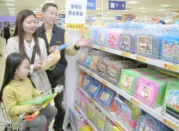 ‘캐릭터 미술용품 코너’에서 한 주부가 딸과 함께 미술용품을 고르고 있다./사진제공 신세계 이마트