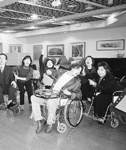 ‘보리스를 위한 파티’ 3막의 파티장면./사진제공 삶과꿈 싱어스