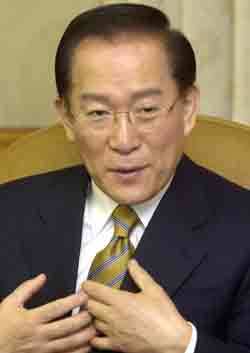 한나라당 이회창 후보가 19일 본보의 대통령후보 연쇄 인터뷰를 갖고 있다. - 서영수기자