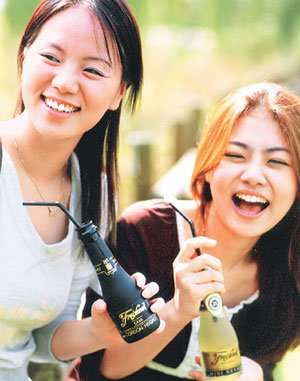 와인의 맛과 ’테이크 아웃’ 음료의 편리함을 버무린 ‘빨대로 마시는 와인’이 신세대의 입맛을 사로잡고 있다. 사진제공 아영주산