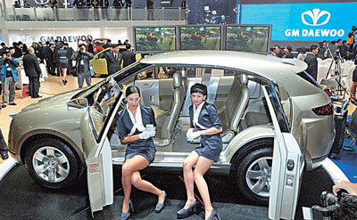 서울 모터쇼가 21일 서울 강남구 삼성동 코엑스에서 열린다. 개막 하루전인 20일 열린 프레스 데이 행사에서 도우미들이 대우차의 컨셉트카 ‘오토’를 소개하고 있다. 김경제기자