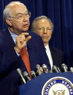 필 그램 미국 상원의원(공화당·왼쪽)이 국토안보부법에 대해 설명하고 있다. - 워싱턴로이터뉴시스