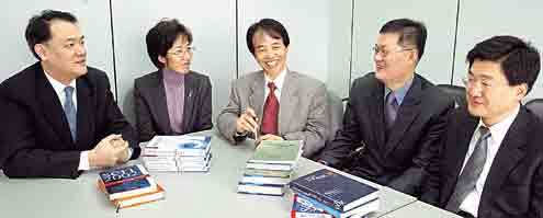 '동아 내셔널 어젠다 위원회'의 경제·과학기술 분과위 위원들이 차기 정부의 국정과제 선정을 위한 모임을 갖고 있다. - 이훈구기자