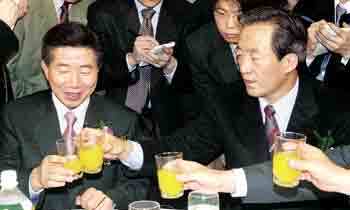 민주당 노무현 대통령후보(왼쪽)가 민주당 수도권 합동후원회를 축하하기 위해 참석한 국민통합21 정몽준 대통령후보와 주스로 건배를 하고 있다. - 안철민기자
