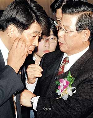 후보단일화 협상 재개 협의를 위해 21일 만난 민주당 신계륜 후보비서실장(왼쪽)과 국민통합21 민창기 대선 홍보본부장. - 연합