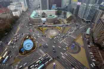 차량이 도로를 점령해 서울에서 가장 비인간적인 곳으로 악명 높은 서울시청 일대. - 변영욱기자