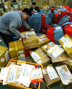 대선과 연말연시가 겹치면서 늘어난 우편 물랑으로 일선 우체국이 어려움을 겪고 있다.